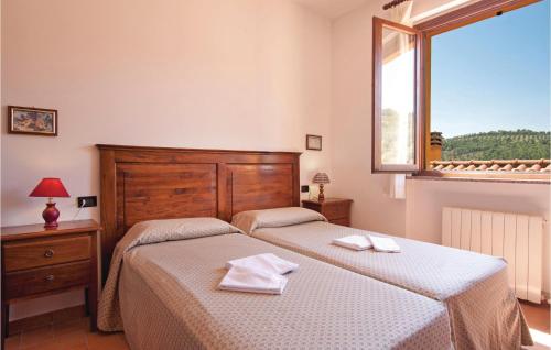 2 camas individuales en un dormitorio con ventana en Casa Grande, en Torricella