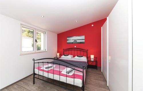 מיטה או מיטות בחדר ב-Lovely Home In Kastel Sucurac With House Sea View