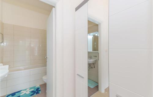 Ένα μπάνιο στο 2 Bedroom Lovely Apartment In Veli Rat