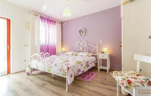 Krevet ili kreveti u jedinici u objektu 2 Bedroom Stunning Home In Pavicini