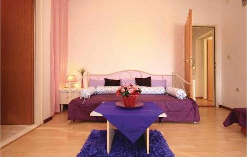 Кровать или кровати в номере Gorgeous Home In Brodarica With Kitchen