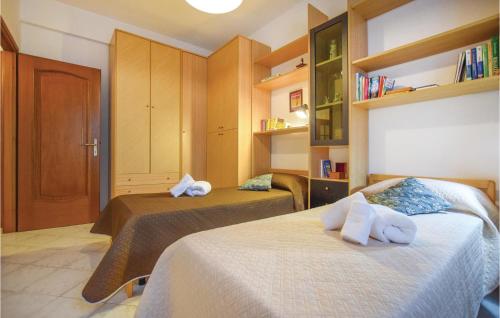 pokój z 2 łóżkami i ręcznikami w obiekcie La Casa Di Emilia w mieście Chiappa