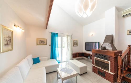 Beach Front Home In Okrug Gornji