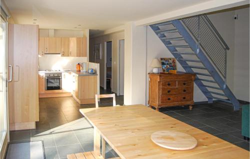 une cuisine avec une table en bois et un escalier dans l'établissement Stunning Home In Saint Rémy, à Saint-Rémy
