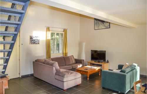 a living room with a couch and a chair at Stunning Home In Saint Rémy in Saint-Rémy