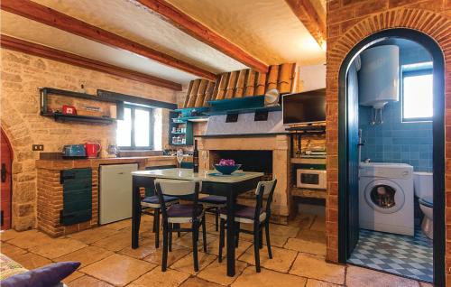 Kuchyňa alebo kuchynka v ubytovaní Two-Bedroom Holiday Home In Krnica