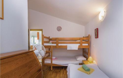 Krevet ili kreveti na kat u jedinici u objektu Beautiful Home In Gornje Tucepi With House Sea View