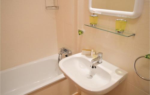 a bathroom with a sink and a bath tub at Amazing Apartment In Alhama De Murcia With Kitchen in El Romero