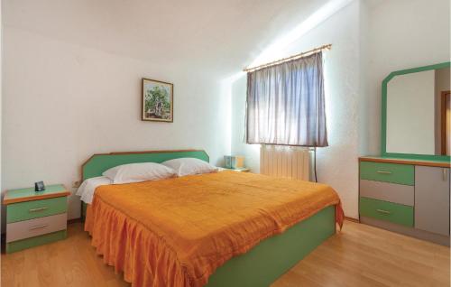 Llit o llits en una habitació de Cozy Apartment In Seget Vranjica With Wifi