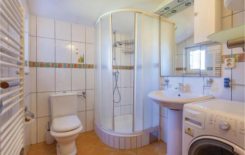 Cozy Apartment In Seget Vranjica With Wifi tesisinde bir banyo