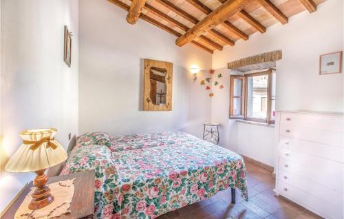 una camera con letto, tavolo e lampada di Longino a Baschi