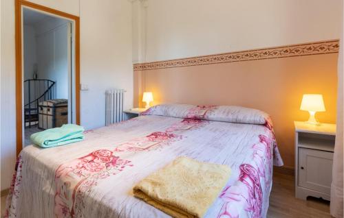 een slaapkamer met een bed met een roze en witte sprei bij Gorgeous Home In San Giustino Pg With House A Panoramic View in San Giustino