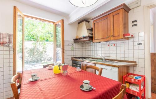 Η κουζίνα ή μικρή κουζίνα στο Nice Home In San Giustino Pg