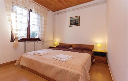 Un pat sau paturi într-o cameră la 2 Bedroom Amazing Apartment In Pula