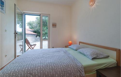 Postel nebo postele na pokoji v ubytování Nice Home In Praznica With Private Swimming Pool, Can Be Inside Or Outside