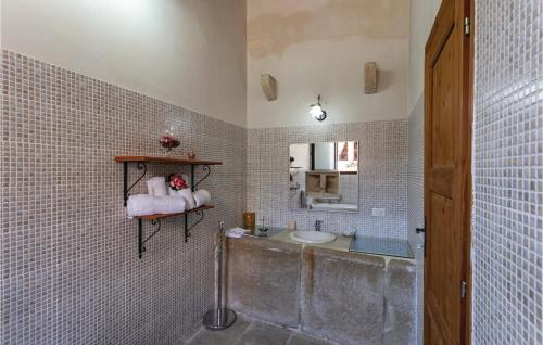 bagno con lavandino e specchio di Nice Home In Ragusa With Outdoor Swimming Pool a Ragusa