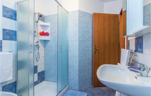 Koupelna v ubytování Stunning Apartment In Motovun With Kitchen
