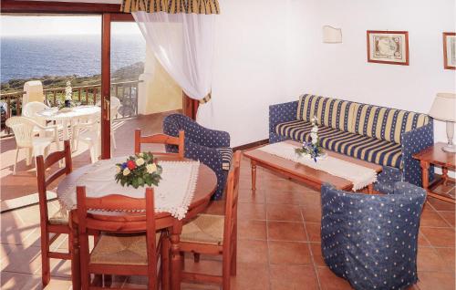 a living room with a table and chairs and the ocean at Bilo 4 in Cuile Pazzoni