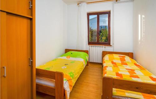 En eller flere senger på et rom på Nice Apartment In Kapelica With Kitchen