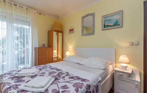 Cozy Apartment In Novi Vinodolski With Wifi