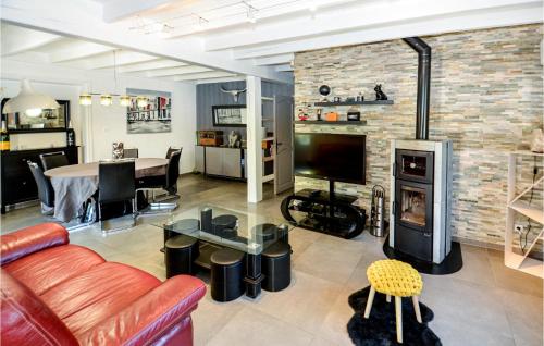 un salon avec un canapé et une cheminée dans l'établissement Awesome Home In La Seyne Sur Mer, à Six-Fours-les-Plages