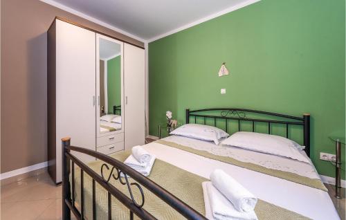 Llit o llits en una habitació de Gorgeous Home In Kijevo With Kitchen