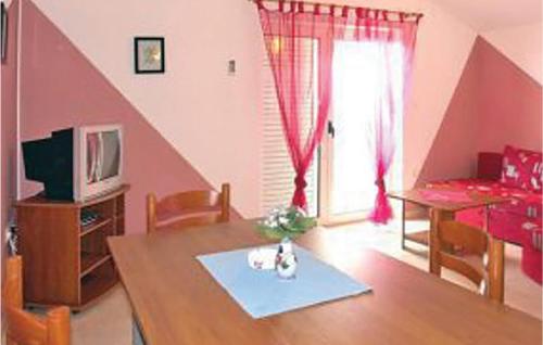 Televisyen dan/atau pusat hiburan di Stunning Apartment In Klenovica