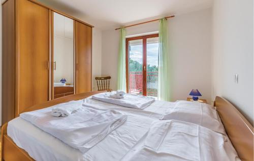 Krevet ili kreveti u jedinici u okviru objekta Beautiful Home In Segotici With 6 Bedrooms