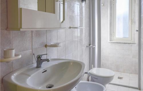 uma casa de banho com um lavatório e um WC em Lovely Home In Zambrone With Kitchen em Zaccanopoli