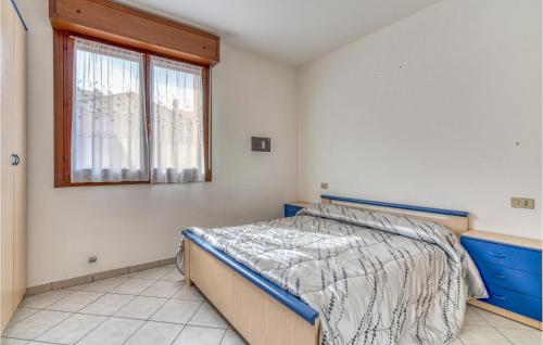 ロザピネタにあるAcquamarina 65のベッドルーム(ベッド1台、窓付)