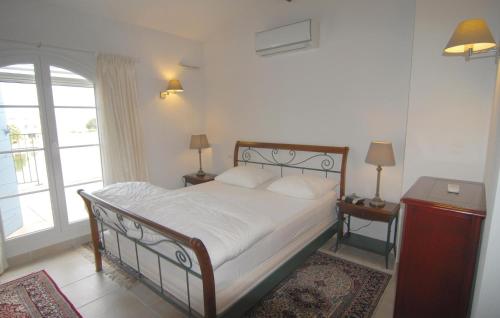 エーグ・モルトにあるAwesome Home In Aigues-mortes With 3 Bedrooms And Wifiのベッドルーム1室(ベッド1台、大きな窓付)