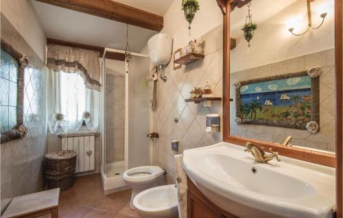 Een badkamer bij Awesome Home In Santangelo Romano With Wifi