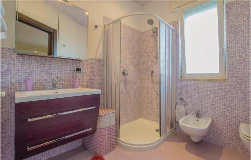 Kylpyhuone majoituspaikassa Awesome Apartment In Bari With Wifi