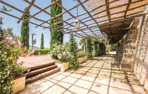 an outdoor patio with a pergola and plants at Materno 4 in Radicondoli
