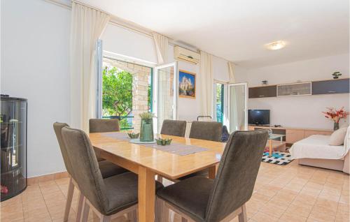 Televízia a/alebo spoločenská miestnosť v ubytovaní 3 Bedroom Lovely Apartment In Brodarica