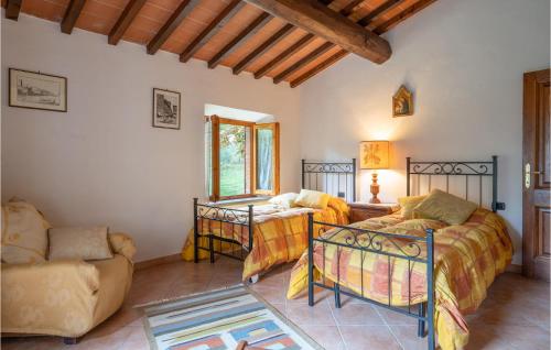 a bedroom with a bed and a couch at Nice Home In Dicomano Fi With 4 Bedrooms, Private Swimming Pool And Wifi in Villore