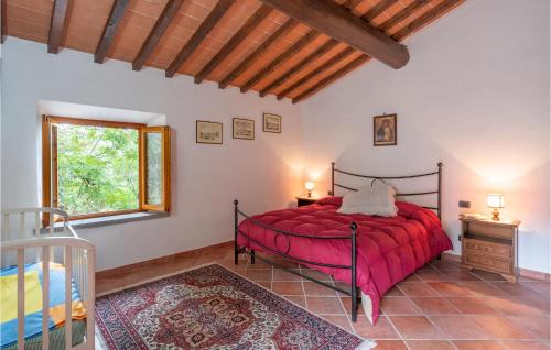 Ένα ή περισσότερα κρεβάτια σε δωμάτιο στο Awesome Home In Dicomano Fi