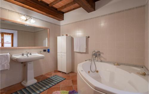 ห้องน้ำของ Nice Home In Dicomano Fi With 4 Bedrooms, Private Swimming Pool And Wifi