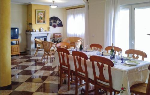 jadalnia ze stołem i krzesłami w obiekcie Awesome Home In Portman With Kitchen w mieście Portman