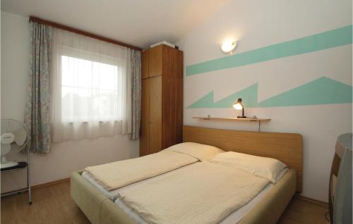 Postelja oz. postelje v sobi nastanitve Awesome Home In Buje With 7 Bedrooms, Wifi And Outdoor Swimming Pool