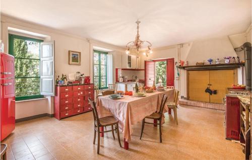 a kitchen with a table and chairs in a room at Casa Del Picchio in Monte Castello di Vibio