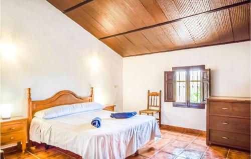 Postel nebo postele na pokoji v ubytování 5 Bedroom Amazing Home In Ronda