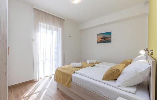 Tempat tidur dalam kamar di Awesome Apartment In Kostrena With Jacuzzi