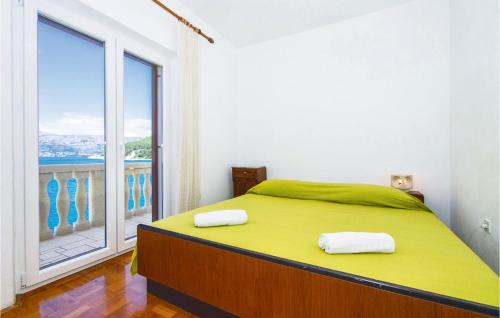 um quarto com uma cama grande e uma janela grande em Beautiful Home In Pucisca With Wifi em Pucisca