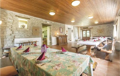 ApecchioにあるColdifioreのテーブルと石壁が備わる広い客室です。