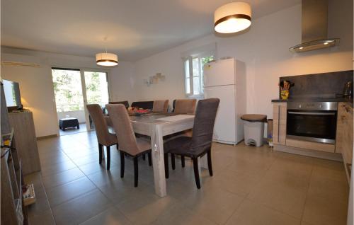 Kuchyň nebo kuchyňský kout v ubytování Amazing Apartment In Moriani Plage