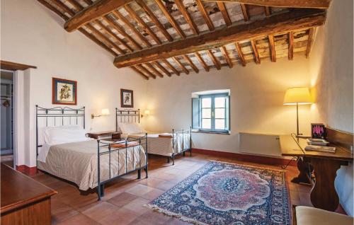 una camera con letto e scrivania di Montespertoli a Castellina in Chianti