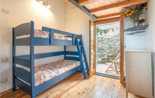 VignanaにあるCasa Il Portoのドア付きのベッドルーム1室(二段ベッド付)