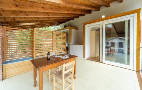comedor con persianas de madera y mesa en Loggia Dal Lago, en Arcugnano