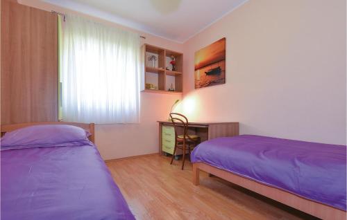 um quarto com 2 camas, uma mesa e uma janela em 3 Bedroom Amazing Home In Sibenik em Sibenik